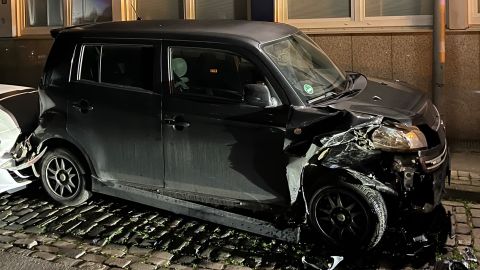 Ein geparktes Auto wurde stark beschädigt. 