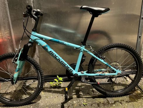 Inhaber von blauem Fahrrad der Marke Rockrider gesucht 